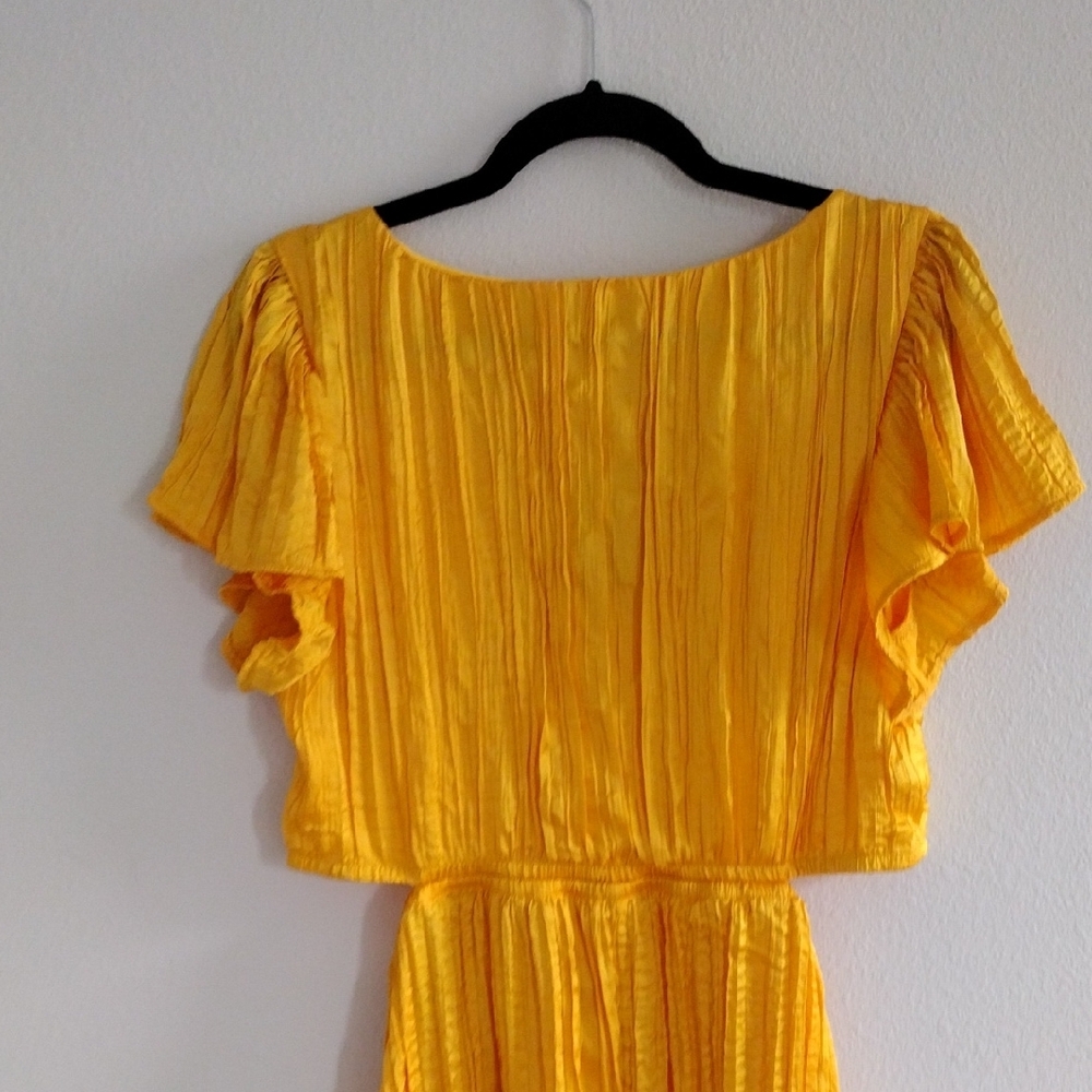 Express Satin V-Neck Flutter Sleeve Pleated Cutout Midi Dress. - Picture 15 of 16